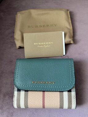 Burberry Leather Fold Short  Wallet